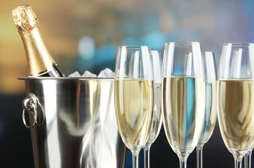 A bottle of champagne: how many flutes does it make?